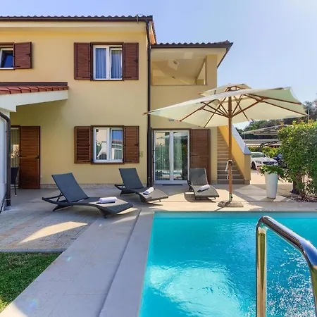 Holiday home Mit Privatpool Fuer 10 Personen Ca 200 Qm In Banjole, Istrien Istrische Riviera